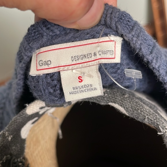 GAP Long Blue and Red V-Neck Sweater Size Small - Picture 7 of 8